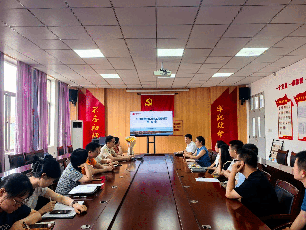 BB贝博艾弗森举办青蓝工程传帮带座谈会——退休教师倾囊相授 薪火相传共育新人